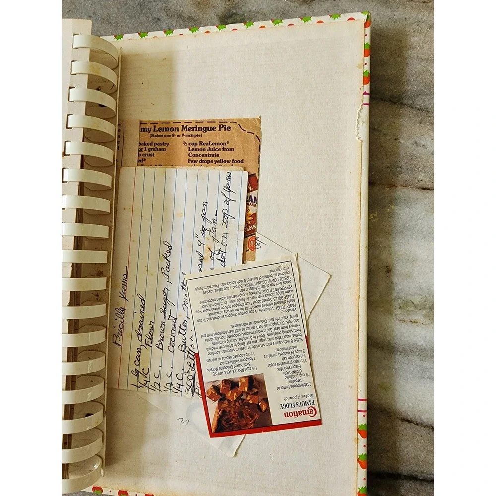 Vintage‎ 1985 Current Strawberry Recipe Saver Album with Recipes!!